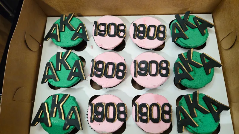 Pink and green cupcakes decorated with AKA letters and 1908